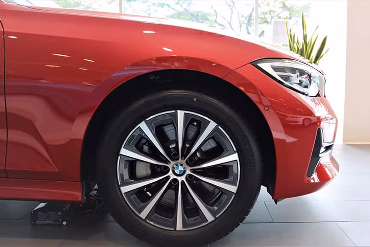 Sự khác biệt dễ nhận ra nhất đến từ bộ mâm 10 chấu kích thước chỉ 17 inch thay vì 18 inch trên bản M-Sport. Phần đuôi cũng có thay đổi khi 2 dải đèn phản quang được đặt thấp ngay bên trên cụm ống xả thay vì nằm dưới cụm đèn hậu. Ngoài ra hai hốc hút gió hai bên cản không còn mà thay vào đó là chi tiết tạo hình chữ T nhỏ gọn hơn đơn giản hơn.