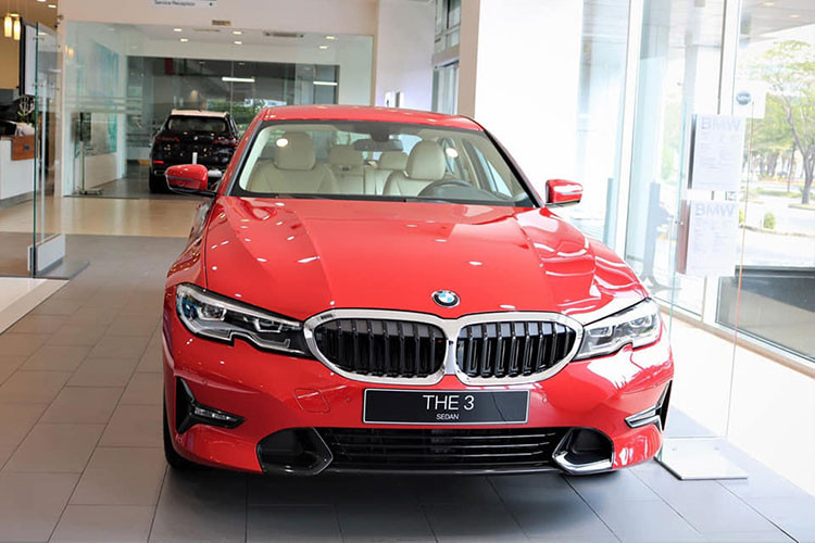 Ngoại hình BMW 330i Sport-Line có vẻ hiền lành hơn "người anh em" 30i M Sport, nhưng nó lại có gì đó thanh lịch hơn, điều này giúp hài lòng những khách hàng đang tìm kiếm một mẫu xe có kiểu dáng sang trọng nhẹ nhàng nhưng vẫn có một chút thể thao cá tính. Cụm đèn pha LED thiết kế liền khối lưới tản nhiệt vẫn tương tự phiên bản M-Sport.