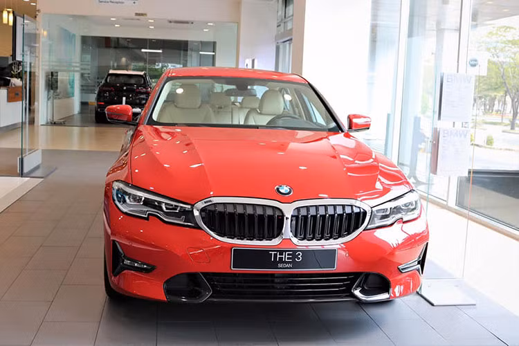Ngoại hình BMW 330i Sport-Line có vẻ hiền lành hơn "người anh em" 30i M Sport, nhưng nó lại có gì đó thanh lịch hơn, điều này giúp hài lòng những khách hàng đang tìm kiếm một mẫu xe có kiểu dáng sang trọng nhẹ nhàng nhưng vẫn có một chút thể thao cá tính. Cụm đèn pha LED thiết kế liền khối lưới tản nhiệt vẫn tương tự phiên bản M-Sport.