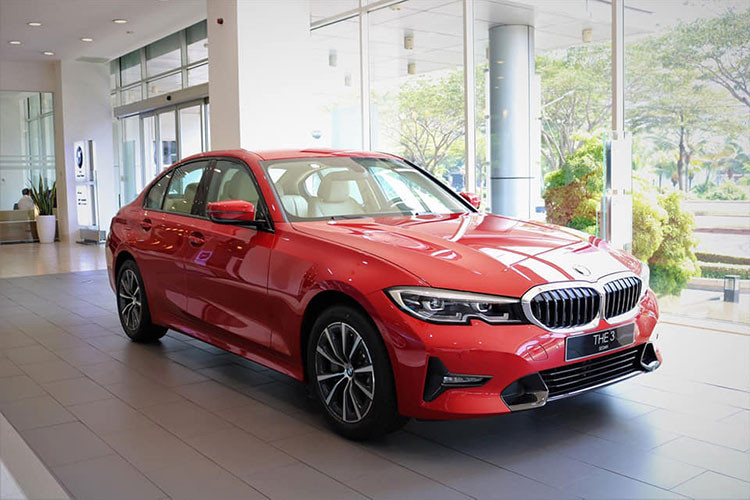Giá xe BMW 330i Sport Line là khoảng xấp xỉ 2,2 tỷ đồng. Giá bản 330i M Sport hiện gần 2,4 tỷ đồng. Trong khi đó, giá Mercedes-Benz C 300 AMG chưa tới 2 tỷ đồng. Hơn nữa, với giá khởi điểm chỉ từ 1,5 tỷ đồng với bản C 200, dòng C-Class đang có nhiều lựa chọn hấp dẫn hơn 3-Series trên thị trường.