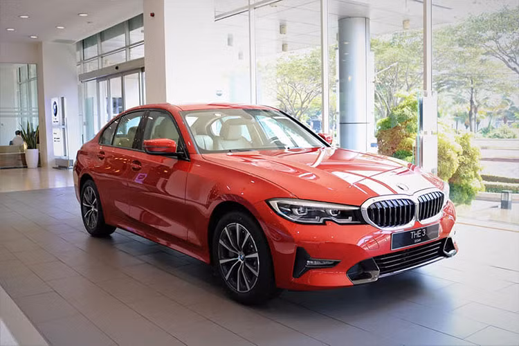 Giá xe BMW 330i Sport Line là khoảng xấp xỉ 2,2 tỷ đồng. Giá bản 330i M Sport hiện gần 2,4 tỷ đồng. Trong khi đó, giá Mercedes-Benz C 300 AMG chưa tới 2 tỷ đồng. Hơn nữa, với giá khởi điểm chỉ từ 1,5 tỷ đồng với bản C 200, dòng C-Class đang có nhiều lựa chọn hấp dẫn hơn 3-Series trên thị trường.