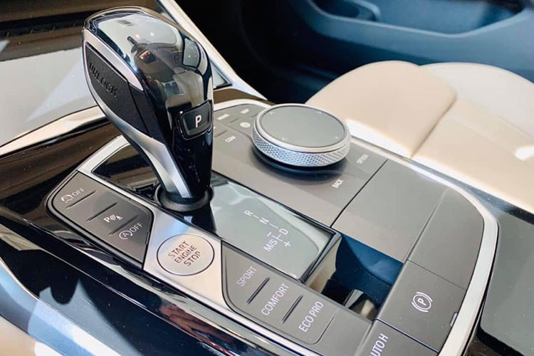 Động cơ ả BMW 330i Sport Line 2020 mới cũng giống hệ bản M Sport. Máy 4 xy-lanh, dung tích 2 lít, cho công suất 258 mã lực và mô-men xoắn 400 Nm, kết hợp số tự động 8 cấp và hệ dẫn động cầu sau.