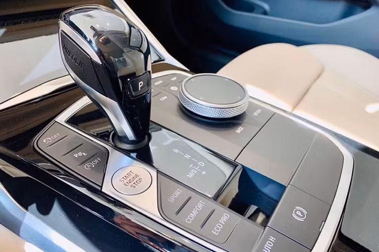 Động cơ ả BMW 330i Sport Line 2020 mới cũng giống hệ bản M Sport. Máy 4 xy-lanh, dung tích 2 lít, cho công suất 258 mã lực và mô-men xoắn 400 Nm, kết hợp số tự động 8 cấp và hệ dẫn động cầu sau.