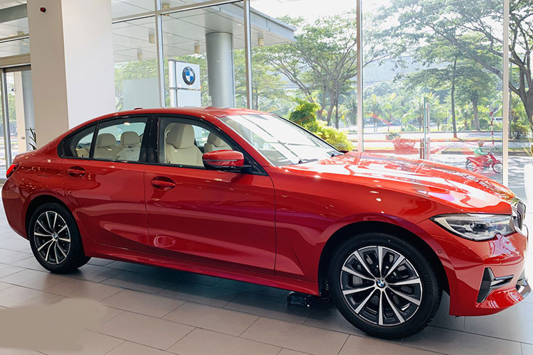 Về thiết kế ngoại thất, có thể khẳng định BMW 3-Series thế hệ mới sở hữu một phong cách thiết kế đầy trẻ trung và hiện đại. Mẫu xe sang cỡ nhỏ của gia đình BMW đã trút bỏ hoàn toàn cái vẻ mềm mại và "nhờ nhờ" trên thế hệ cũ để thay vào đó một phong cách cá tính hơn.