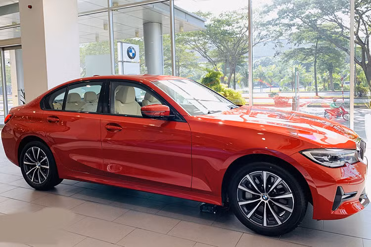 Về thiết kế ngoại thất, có thể khẳng định BMW 3-Series thế hệ mới sở hữu một phong cách thiết kế đầy trẻ trung và hiện đại. Mẫu xe sang cỡ nhỏ của gia đình BMW đã trút bỏ hoàn toàn cái vẻ mềm mại và "nhờ nhờ" trên thế hệ cũ để thay vào đó một phong cách cá tính hơn.