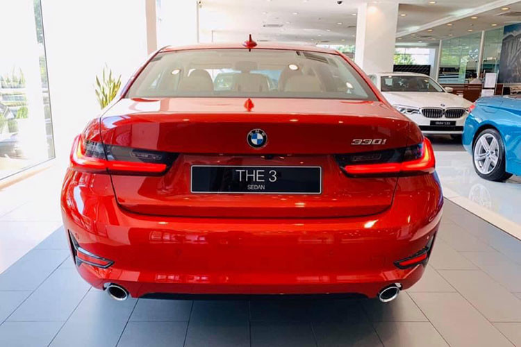 BMW 330i Sport Line có ngoại hình khác biệt đáng kể với M Sport. Gói bodykit thể thao M Sport với các hốc gió lớn không còn. Cản trước và sau xe trông hiền hơn. Bộ vành giảm kích thước còn 17 inch. Hệ thống đèn vẫn là loại “full” LED. Có thể thấy phiên bản này vẫn mang hơi hướng thể thao của dòng 330i nhưng nhẹ nhàng hơn. 