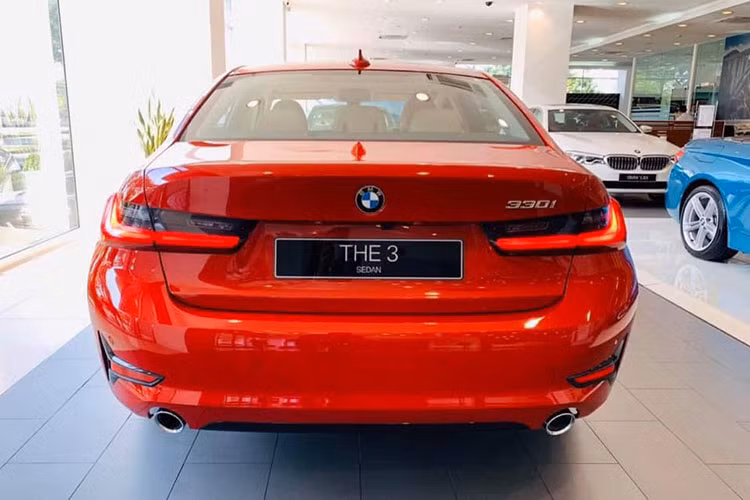 BMW 330i Sport Line có ngoại hình khác biệt đáng kể với M Sport. Gói bodykit thể thao M Sport với các hốc gió lớn không còn. Cản trước và sau xe trông hiền hơn. Bộ vành giảm kích thước còn 17 inch. Hệ thống đèn vẫn là loại “full” LED. Có thể thấy phiên bản này vẫn mang hơi hướng thể thao của dòng 330i nhưng nhẹ nhàng hơn. 