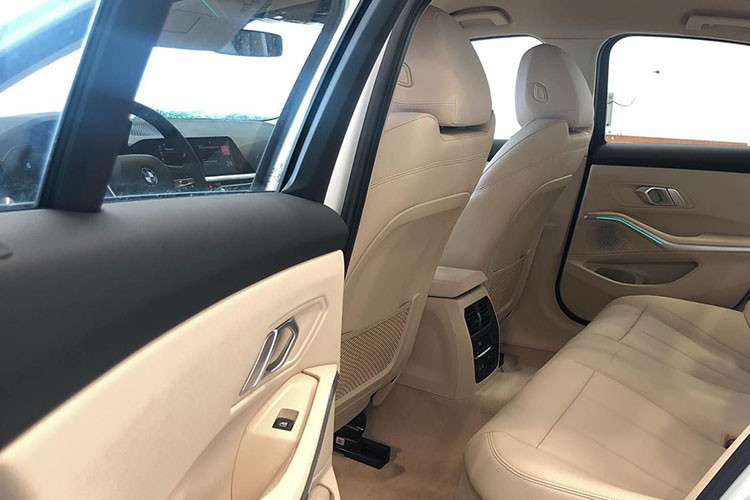 Nội thất bản Sport-Line nổi bật với ghế ngồi thể thao bọc da cao cấp. Cần số hiển thị điện tử, phanh tay điện tử, khởi động bằng nút bấm. Ghế ngồi có khả năng chỉnh điện nhớ 2 vị trí, thành ghế nhô cao ôm sát người lái. Cụm sạc điện thoại không dây, cổng sạc USB, cổng sạc Type-C. Hàng ghế thứ 2 rộng rãi cho 3 người ngồi, cửa gió điều hoà riêng biệt, bệ tỳ tay tích hợp hai khay để cốc. Xe không được trang bị cửa sổ trời.