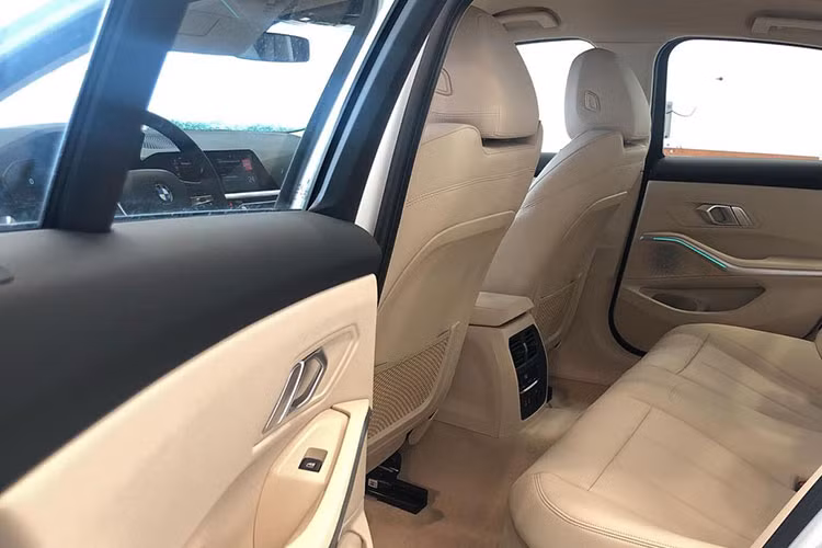 Nội thất bản Sport-Line nổi bật với ghế ngồi thể thao bọc da cao cấp. Cần số hiển thị điện tử, phanh tay điện tử, khởi động bằng nút bấm. Ghế ngồi có khả năng chỉnh điện nhớ 2 vị trí, thành ghế nhô cao ôm sát người lái. Cụm sạc điện thoại không dây, cổng sạc USB, cổng sạc Type-C. Hàng ghế thứ 2 rộng rãi cho 3 người ngồi, cửa gió điều hoà riêng biệt, bệ tỳ tay tích hợp hai khay để cốc. Xe không được trang bị cửa sổ trời.