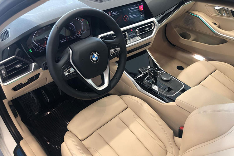 Điểm khác biệt dễ nhận thấy trong khoang cabin BMW 330i Sport Line 2020 so với M Sport là vô lăng. Đây là loại vô-lăng 3 chấu trên các xe BMW thông thường, phân biệt với loại 3 chấu của bản thể thao M Sport. Hệ thống màn hình giải trí trung tâm 10,5 inch và màn hình kỹ thuật số 12,3 inch sau vô-lăng giữ nguyên.