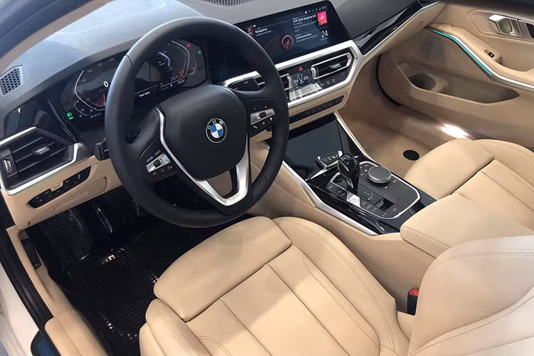 Điểm khác biệt dễ nhận thấy trong khoang cabin BMW 330i Sport Line 2020 so với M Sport là vô lăng. Đây là loại vô-lăng 3 chấu trên các xe BMW thông thường, phân biệt với loại 3 chấu của bản thể thao M Sport. Hệ thống màn hình giải trí trung tâm 10,5 inch và màn hình kỹ thuật số 12,3 inch sau vô-lăng giữ nguyên.