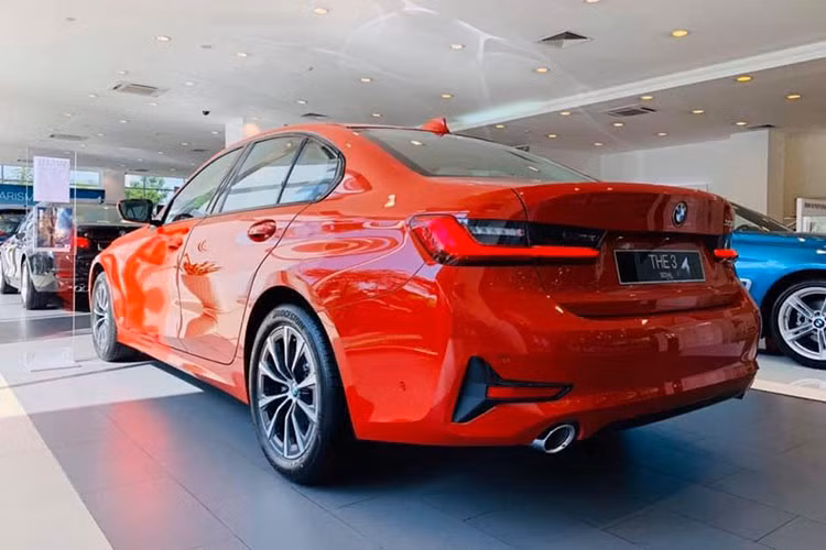 BMW 3-Series mới cũng sở hữu nhiều công nghệ hỗ trợ lái hiện đại như kiểm soát hành trình tự động thích ứng hỗ trợ ở tốc độ lên tới 210 km/h, hệ thống hỗ trợ giữ làn đường Lane Keep Assist, hệ thống hỗ trợ kẹt xe Traffic Jam Assist, hệ thống hỗ trợ đỗ xe Parking Assist cho khả năng đỗ xe song song hoặc vuông góc, hệ thống hỗ trợ dừng xe khẩn cấp Emergency Stop Assist giúp xe dừng lại khi có sự cố xảy ra.