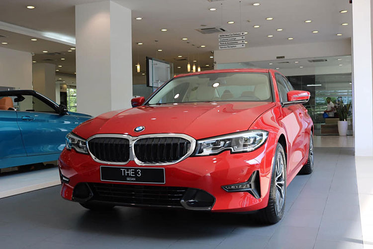 Nhiều người trông đợi một phiên bản giá mềm hơn của 330i M-Sport, vì vậy sự có mặt của BMW 330i Sport-Line mới khá đúng thời điểm. Dù chưa phải là phiên bản tiêu chuẩn 320i nhưng giá bán của mẫu xe mới về Việt Nam này cũng đã rẻ hơn 330i M-Sport khoảng 200 triệu đồng. 