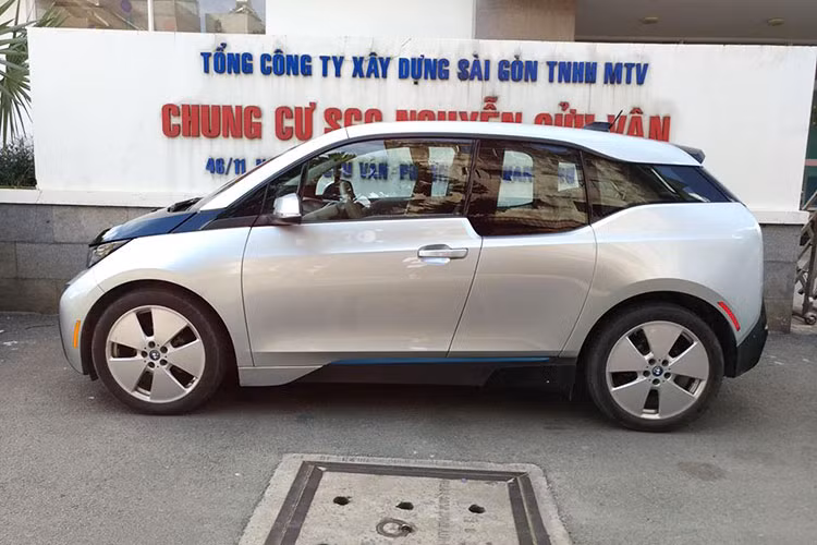 Là một thành viên của dòng xe xanh "i" của BMW, i3 sở hữu chiều dài tổng thể 3.999 mm, rộng 1.775 mm và cao 1.578 mm. Đặc biệt, BMW i3 còn được chế tạo dựa trên bộ khung bằng nhôm trong khi khoang lái bằng sợi carbon, giúp giảm trọng lượng mà vẫn đảm bảo độ bền.