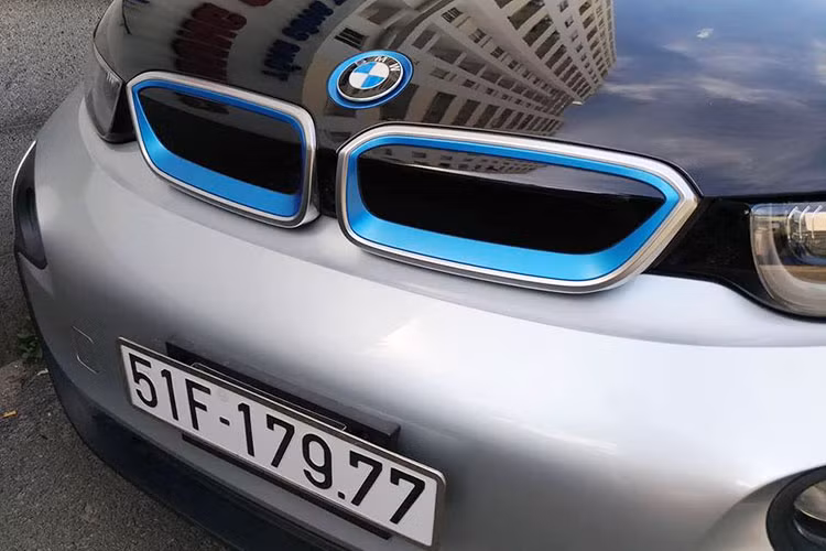 Được biết, ông chủ taxi hãng Mai Linh đã từng có ý định mua một lô 100 xe ôtô chạy điện về làm taxi chạy dịch vụ ở Hà Nội và TTP HC. Do đó, ông đã đưa chiếc BMW i3 này về nước nhằm đánh giá và kiểm tra thực tế khả năng vận hành của xe ôtô điện tại Việt Nam.