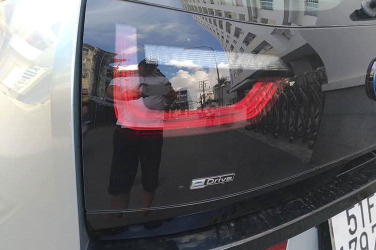 Phía sau của chiếc xe điện cỡ nhỏ BMW gây ấn tượng với cụm đèn hậu dạng Led tinh tế được thiết kế liền mạch với cửa sau. Xe cũng có khả năng chứa hành lý tới 79 lít và mở rộng lên 334 lít khi hàng ghế sau gập lại.