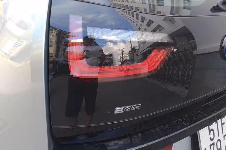 Phía sau của chiếc xe điện cỡ nhỏ BMW gây ấn tượng với cụm đèn hậu dạng Led tinh tế được thiết kế liền mạch với cửa sau. Xe cũng có khả năng chứa hành lý tới 79 lít và mở rộng lên 334 lít khi hàng ghế sau gập lại.