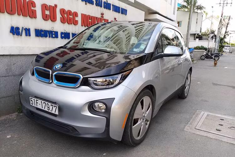 Thời gian sạc tiêu chuẩn 8 tiếng và có thể sạc qua ổ cắm thông thường, ổ cắm công cộng hoặc bộ sạc Wallbox đặc biệt của BMW. Được biết, đây cũng là chiếc BMW i3 độc nhất tại thị trường Việt Nam tính đến thời điểm hiện tại. Thời điểm năm 2015, chiếc xe điện này có giá vào khoảng 2,5 tỷ đồng sau khi hoàn tất các thủ tục về thuế và ra biển trắng