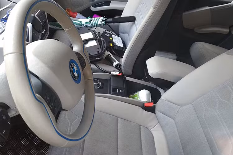 Dù là một chiếc xe nhỏ nhưng nhờ nội thất thiết kế thông minh với trang bị tiêu chuẩn bao gồm hệ thống iDrive và Radio Professional, công nghệ kết nối rảnh tay, điều hòa nhiệt độ, hỗ trợ đỗ xe với các cảm biến phía sau... Tổng thể diện tích của xe vẫn có thể chở được tới 4 người.