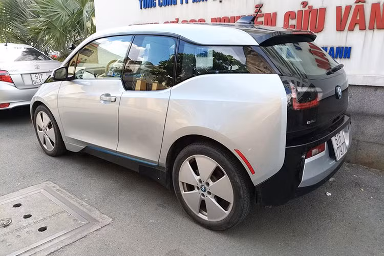 MW i3 sử dụng động cơ điện sản sinh công suất tối đa 170 mã lực và mô-men xoắn cực đại 250 Nm. Xe có thể tăng tốc từ 0-60 km/h trong thời gian 3,7 giây, trong đó chiếc xe cần 7,2 giây để có thể tăng tốc từ 0-100 km/h. Mỗi lần sạc đầy BMW i3 có thể hoàn thành quãng đường dài 190 km.