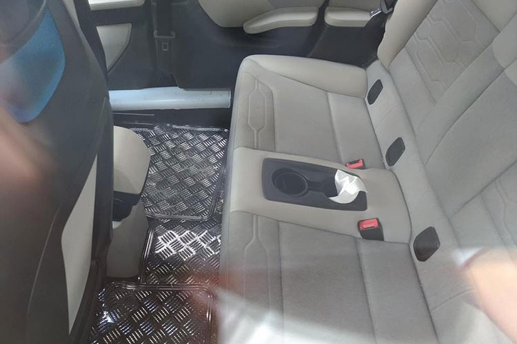 Các tính năng an toàn tiêu chuẩn trên BMW i3 bao gồm hệ thống phanh chống bó cứng, kiểm soát độ ổn định và kiểm soát độ bám đường, hệ thống túi khí bên hông ghế trước và túi khí rèm bên cỡ lớn. Ngoài ra mẫu xe tiêu chuẩn còn sở hữu dịch vụ hỗ trợ từ xa Assist eCall của BMW.