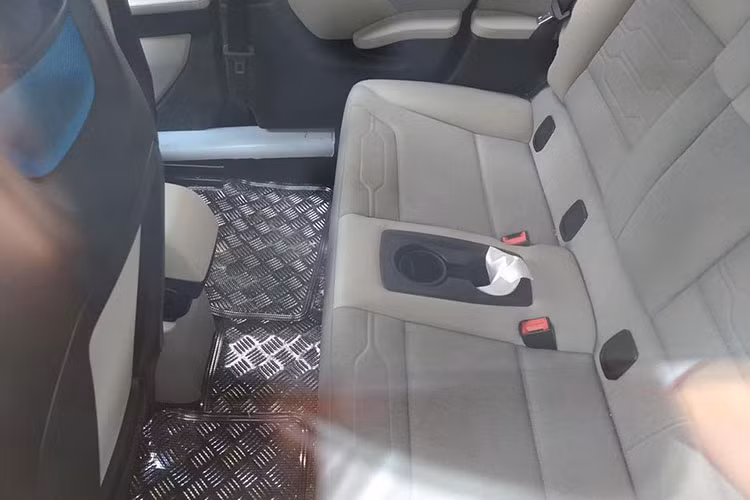 Các tính năng an toàn tiêu chuẩn trên BMW i3 bao gồm hệ thống phanh chống bó cứng, kiểm soát độ ổn định và kiểm soát độ bám đường, hệ thống túi khí bên hông ghế trước và túi khí rèm bên cỡ lớn. Ngoài ra mẫu xe tiêu chuẩn còn sở hữu dịch vụ hỗ trợ từ xa Assist eCall của BMW.