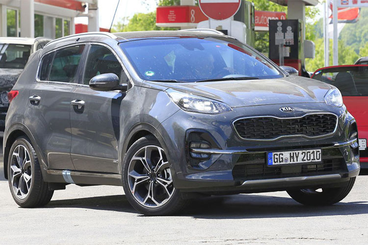 Động cơ này tạo ra công suất tối đa 113 mã lực hoặc 134 mã lực, đi kèm hệ dẫn động 4 bánh toàn thời gian và hộp số tự động ly hợp kép 7 cấp. Cuối cùng là những trang bị an toàn của Kia Sportage 2019 bao gồm kiểm soát hành trình thông minh với tính năng Stop &amp; Go, hệ thống quan sát toàn cảnh và cảnh báo mất tập trung. Dự kiến, xe sẽ chính thức được bày bán trên thị trường châu Âu vào quý III năm nay.