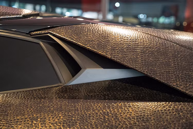 Chưa biết độ bền của chất liệu này cũng như là khả năng chịu đựng những tác nhân bên ngoài như thời tiết hay bụi bẩn đến đâu, nhưng hiẹn tại nó được xem là chất liệu độc được bọc lên ngoại thất siêu xe này.