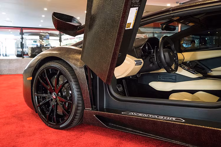 Nội thất của siêu xe này được bọc da màu kem, bên cạnh đó là những chi tiết như vô lăng, ốp viền.. màu đen tạo điểm nhấn.