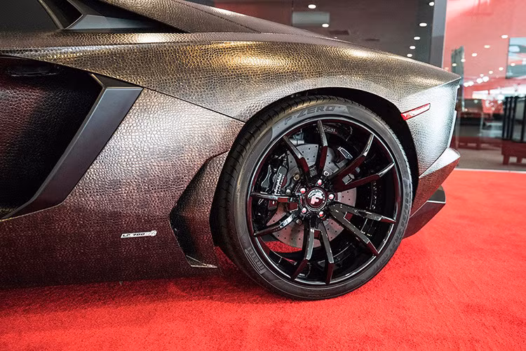 Bên cạnh vẻ ngoài mới, Aventador của hãng độ Forgiato được thay một bộ la-zăng màu đen bóng cùng nội thất nổi bật bên trong với hai màu đen và kem đối lập nhau.