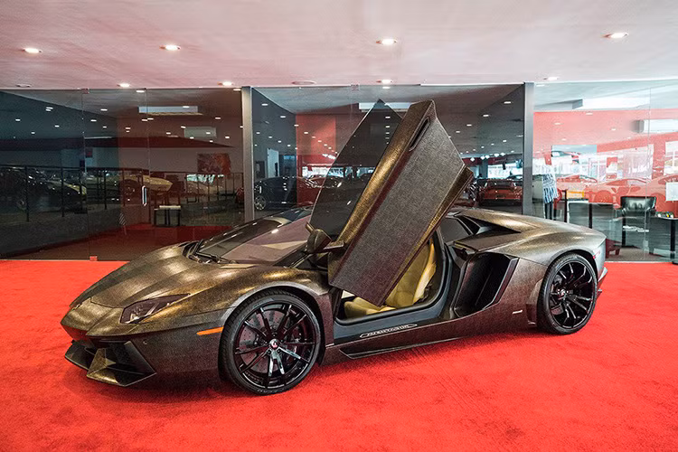 Được bán với 2 phiên bản là coupe và mui trần 2 chỗ (roadster), tính tới hết năm ngoái đã có khoảng gần 3000 chiếc Aventador coupe và 1075 roadster tới tay khách hàng.