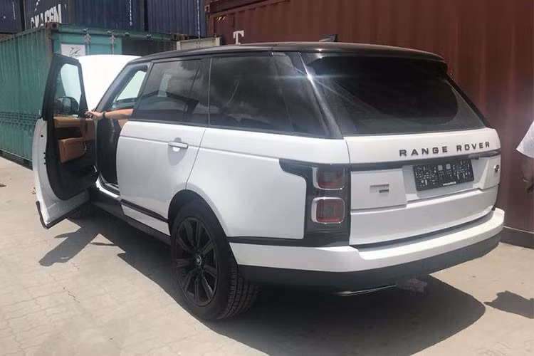 Range Rover P400e đầu tiên tại Việt Nam sử dụng động cơ xăng 2.0 lít 4 xi-lanh cho công suất 296 mã lực kết hợp cùng một động cơ điện bổ sung thêm 114 mã lực. Thiết lập hybrid này giúp SUV cỡ lớn có thể chạy nước rút từ 0 – 96 km/h trong 6,4 giây, đồng thời cung cấp cho xe khả năng chạy điện hoàn toàn trong khoảng cách 31 km. Xe được trang bị sạc ổ sạc điện ngay trên lưới tản nhiệt.