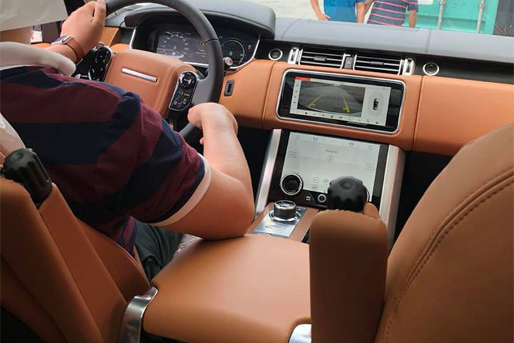 Một số tiện nghi đáng chú ý khác trên xe gồm có các đệm ghế mở rộng hơn và có thể trượt lên/xuống, USB, cổng HDIM và ổ sạc 12V và bộ phát wifi 4G... Range Rover 2018 cũng nhận được hệ thống điều khiển cảm ứng Infortainment Touch Pro Duo tương tự Sport 2018 hay Velar. Hệ thống này hoạt động trên 2 màn hình cảm ứng kích thước 10 inch.