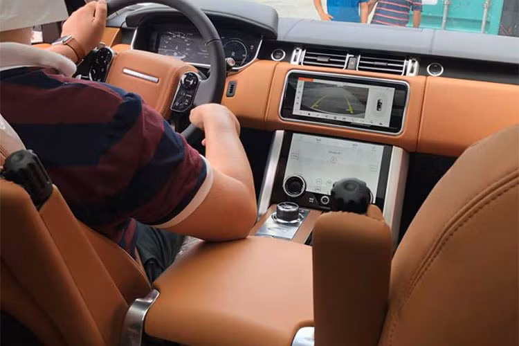 Một số tiện nghi đáng chú ý khác trên xe gồm có các đệm ghế mở rộng hơn và có thể trượt lên/xuống, USB, cổng HDIM và ổ sạc 12V và bộ phát wifi 4G... Range Rover 2018 cũng nhận được hệ thống điều khiển cảm ứng Infortainment Touch Pro Duo tương tự Sport 2018 hay Velar. Hệ thống này hoạt động trên 2 màn hình cảm ứng kích thước 10 inch.