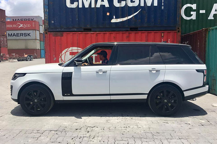 Đến nay, chiếc SUV hạng sang Range Rover Autobiography P400e 2018 sử dụng hệ truyền động plug-in hybrid đầu tiên tại Việt Nam đã được bàn giao cho chủ nhân là một người sinh sống tại Đà Nẵng. Mức giá bán cho Range Rover Autobiography P400e 2018 vào khoảng 9,3 tỷ đồng.