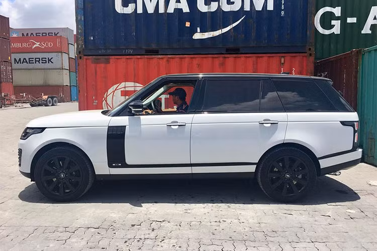 Đến nay, chiếc SUV hạng sang Range Rover Autobiography P400e 2018 sử dụng hệ truyền động plug-in hybrid đầu tiên tại Việt Nam đã được bàn giao cho chủ nhân là một người sinh sống tại Đà Nẵng. Mức giá bán cho Range Rover Autobiography P400e 2018 vào khoảng 9,3 tỷ đồng.