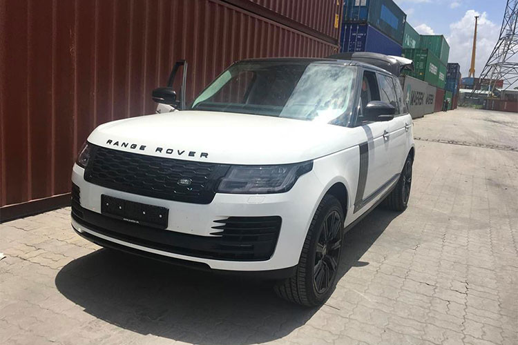 Vào ngày 16/8/2018 vừa qua, chiếc SUV hạng sang Range Rover Autobiography P400e 2018 sử dụng động cơ lai xăng và điện đã được một công ty nhập khẩu tư nhân đưa về nước theo đơn đặt hàng. Đây là chiếc Range Rover P400e đầu tiên tại Việt Nam tính đến thời điểm hiện tại.