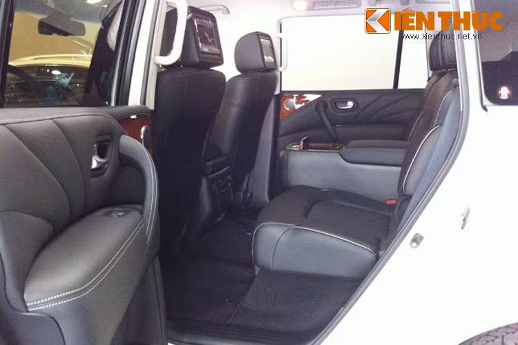 Hàng ghế sau ấn tượng với chất liệu bọc ghế hoàn toàn là da thật. Đáng chú ý là hàng ghế thứ 3 cũng được chỉnh điện, nắp cốp sau tương tự QX70 được đóng bằng nút bấm riêng.