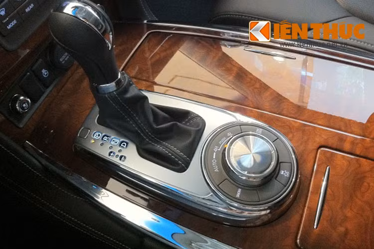 Cụm cần số tinh tế và sang trọng thể hiện qua các chi tiết được ốp gỗ.