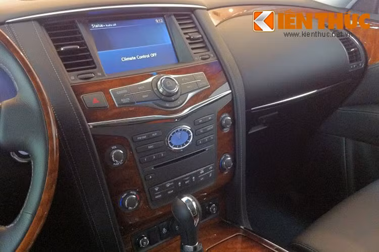 Các chi tiết được ốp gỗ như táp-lô, vô-lăng, gác tay và nẹp cửa.