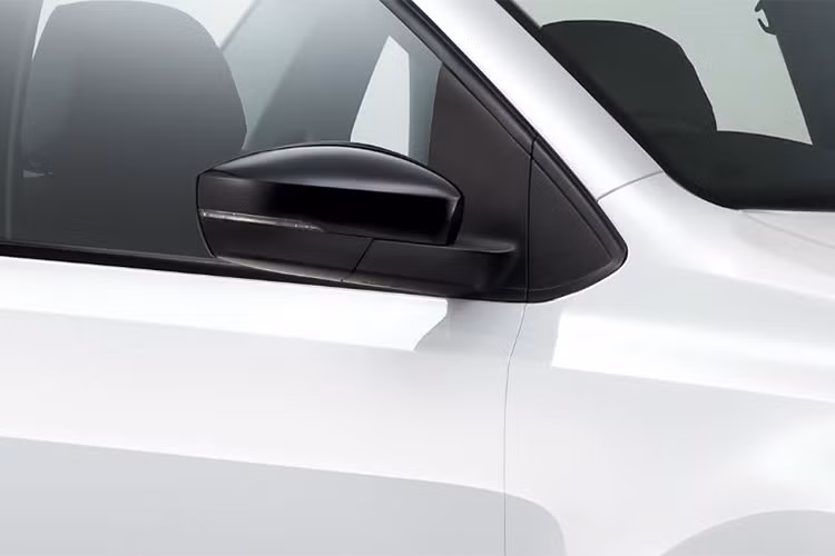 Trong khi đó về mặt tiện nghi sẵn có, nó vẫn được trang bị hệ thống giữ ga tự động (cruise control), đây là bổ sung đáng giá thêm cho chiếc xe này khi mà tính năng giữ ga ít khi xuất hiện trong phân khúc sedan hạng B.