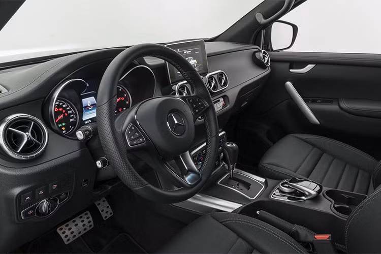 Các chi tiết bên trong xe cũng ''ton sur ton'' với ngoại thất khi mang tông màu đen chủ đạo với ghế được bọc da đen với đường chỉ khâu màu trắng. Những trang bị tiện nghi và công nghệ trên xe không thay đổi.