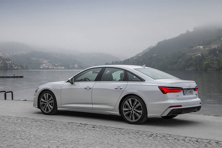 Đầu xe của chiếc sedan hạng sang cỡ trung này gây ấn tượng mạnh mẽ với cụm lưới tản nhiệt cỡ lớn, cụm đèn pha LED tích hợp đèn LED chiếu sáng ban ngày ở phiên bản tiêu chuẩn và HD Matrix LED trên bản cao cấp...