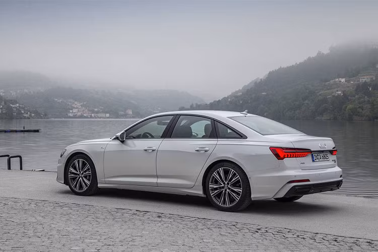 Đầu xe của chiếc sedan hạng sang cỡ trung này gây ấn tượng mạnh mẽ với cụm lưới tản nhiệt cỡ lớn, cụm đèn pha LED tích hợp đèn LED chiếu sáng ban ngày ở phiên bản tiêu chuẩn và HD Matrix LED trên bản cao cấp...