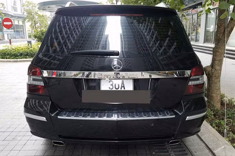 Phía dưới đầu của xe là hai hốc hút gió lớn đi kèm đèn sương mù. Tuy nhiên, chủ nhân của xe trong bài viết này đã thay thế lưới tản nhiệt nguyên bản bằng loại AMG của GLC mới. Tuy nhiên, nếu không có nhu cầu, người mua có thể lắp lưới tản nhiệt nguyên bản để sử dụng.