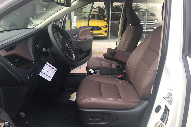 Các trang bị khác của xe bao gồm 5 cổng USB dành cho cả 3 hàng ghế, hệ thống giải trí cho hàng ghế sau có khả năng phát nội dung từ điện thoại hay máy tính bảng chạy Android, màn hình đa thông tin 4,3 inch. Bản Limited cao cấp còn có kính trước và hai bên tán âm cùng hệ thống quan sát xe theo góc nhìn chim bay.