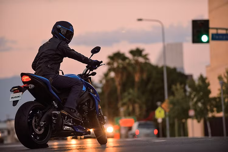 Khối động cơ của xe là loại 4 xylanh, DOHC, 4 thì, dung tích 999cc, làm mát bằng dung dịch, sản sinh công suất 144 mã lực tại tua máy 10.000 vòng/phút và mômen xoắn cực đại 106 Nm tại tua máy 9.600 vòng/phút.