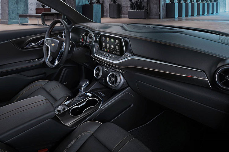 Theo hãng xe ôtô Chevrolet cho biết Blazer có nội thất được thiết kế tập trung vào người lái. Khoảng để chân thoải mái, cửa điều hòa dạng tròn và tay nắm thiết kế đẹp mắt. Một lần nữa, ảnh hưởng thiết kế từ Camaro 2019 được tìm thấy bên trong cabin của Blazer.