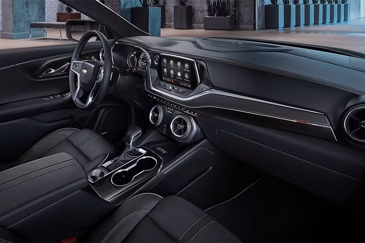 Theo hãng xe ôtô Chevrolet cho biết Blazer có nội thất được thiết kế tập trung vào người lái. Khoảng để chân thoải mái, cửa điều hòa dạng tròn và tay nắm thiết kế đẹp mắt. Một lần nữa, ảnh hưởng thiết kế từ Camaro 2019 được tìm thấy bên trong cabin của Blazer.