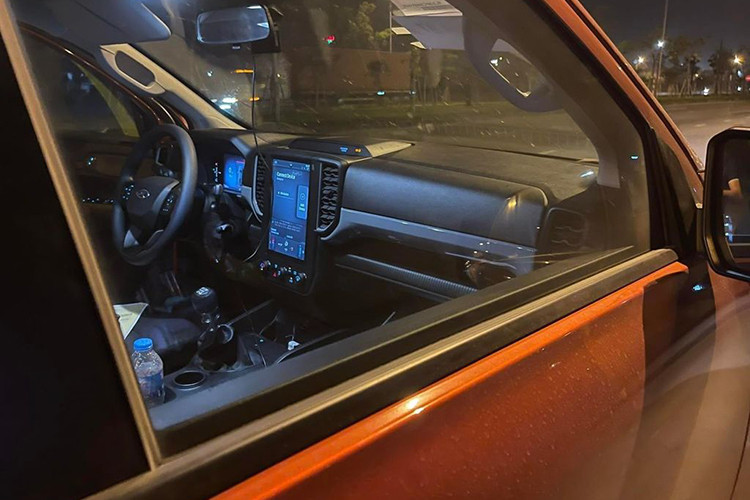 Điểm gây chú ý nhất trên chiếc xe này chính là màn hình giải trí 12 inch đặt dọc, bảng đồng hồ kỹ thuật số 8 inch sau vô lăng...